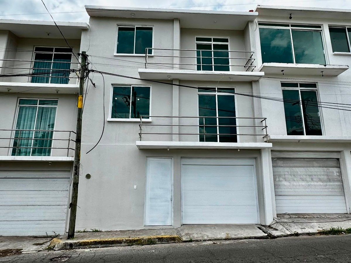 Casa en venta en Veracruz con 4 Hab. sobre Av Via Muerta, foto 1 de 31