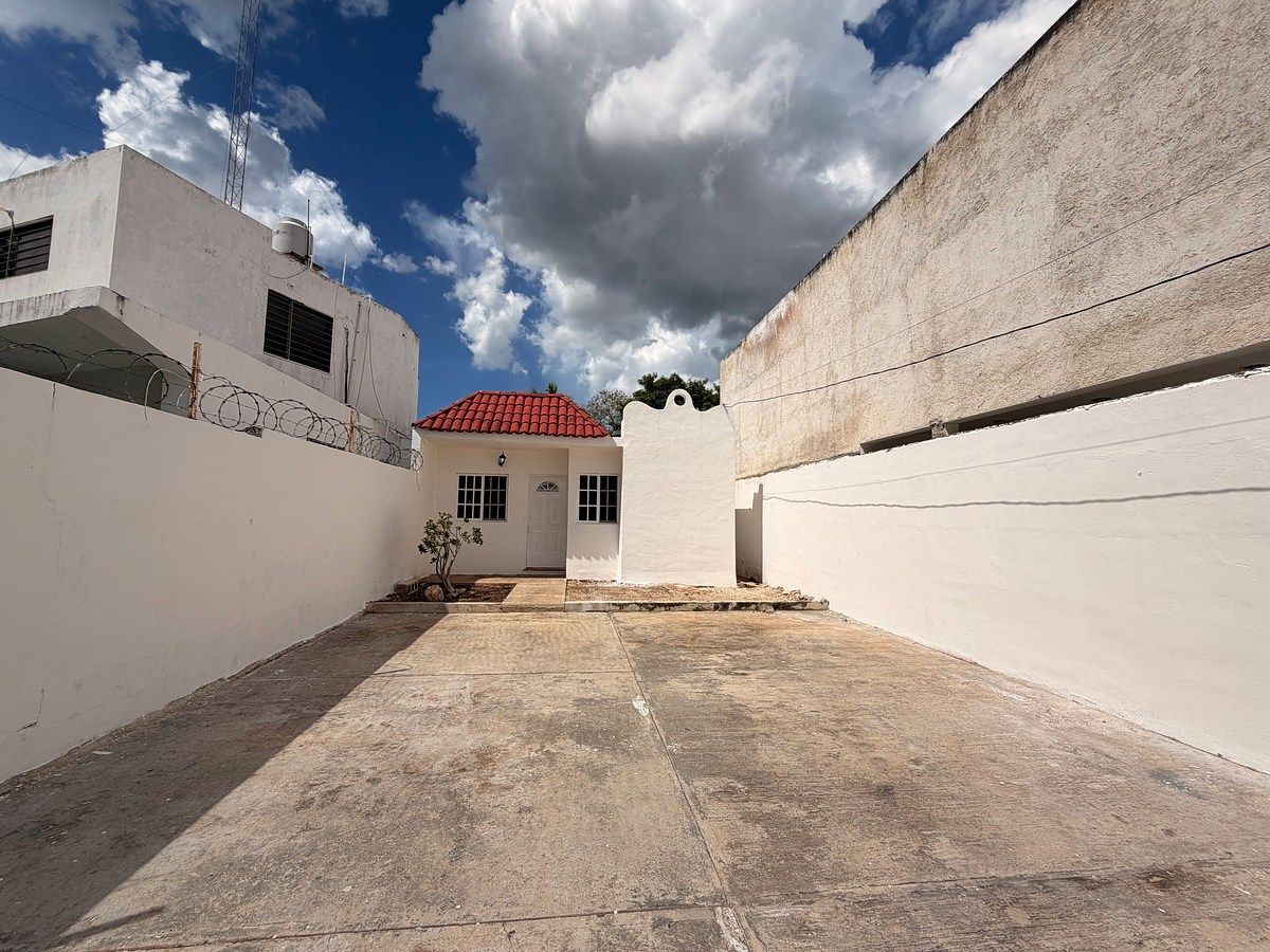 CASA DE UNA PLANTA CON TRES RECAMARAS Y ALBERCA EN CONKAL, foto 1 de 16