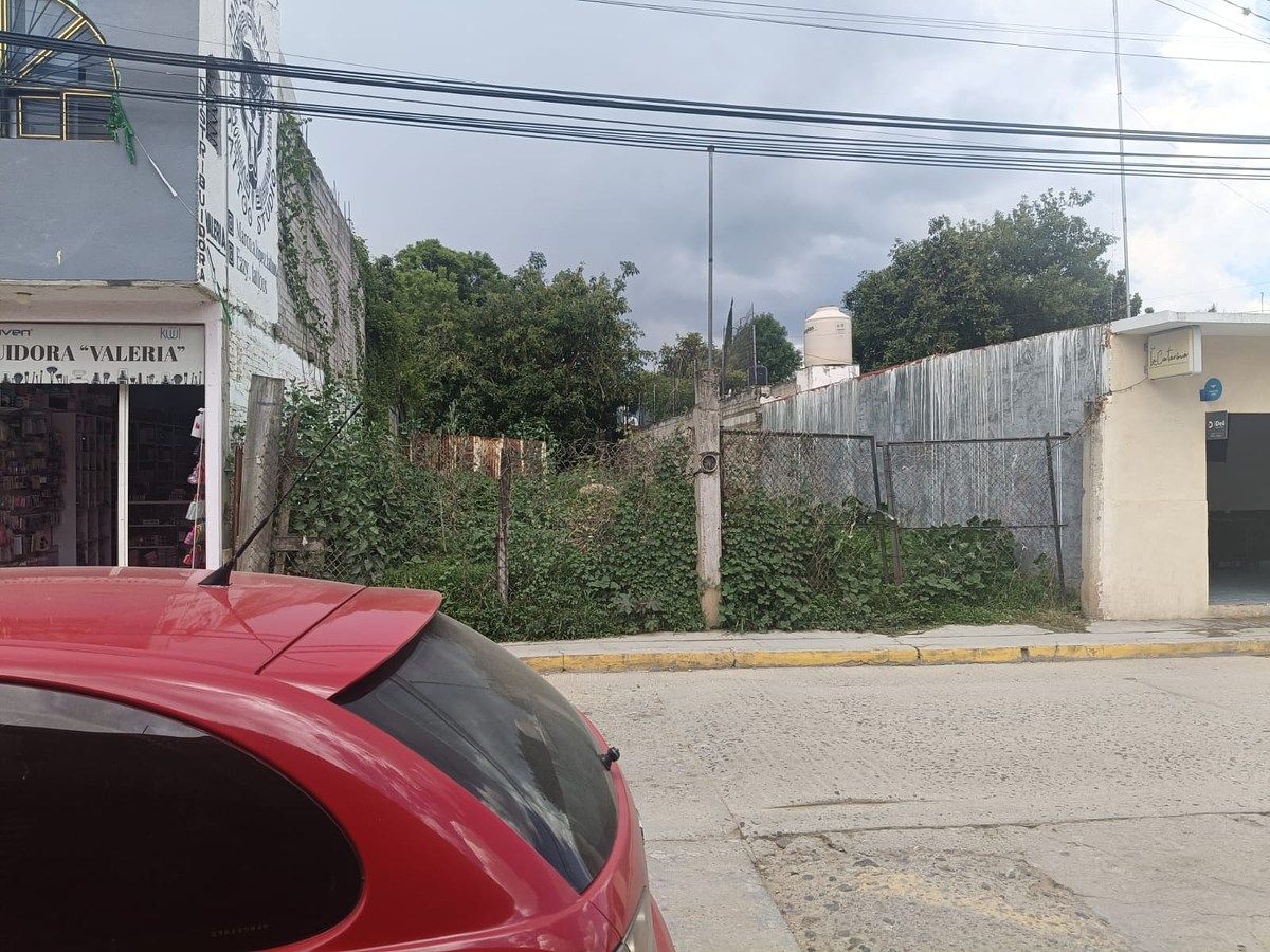 Terreno con potencial para uso comercial en avenida principal, foto 1 de 1