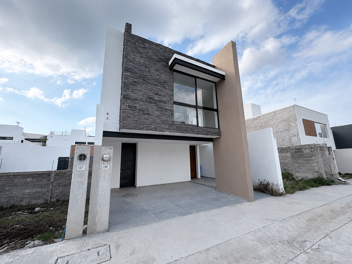CASA CON ROOF EN FORJA REAL - $3.3 MDP, foto 1 de 26