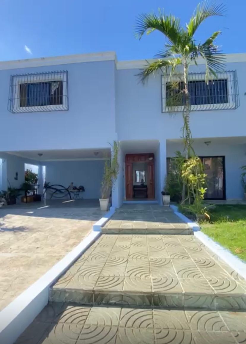 VENTA DE CASA DE 2 NIVELES EN ARROYO HONDO III, DN., foto 1 de 8