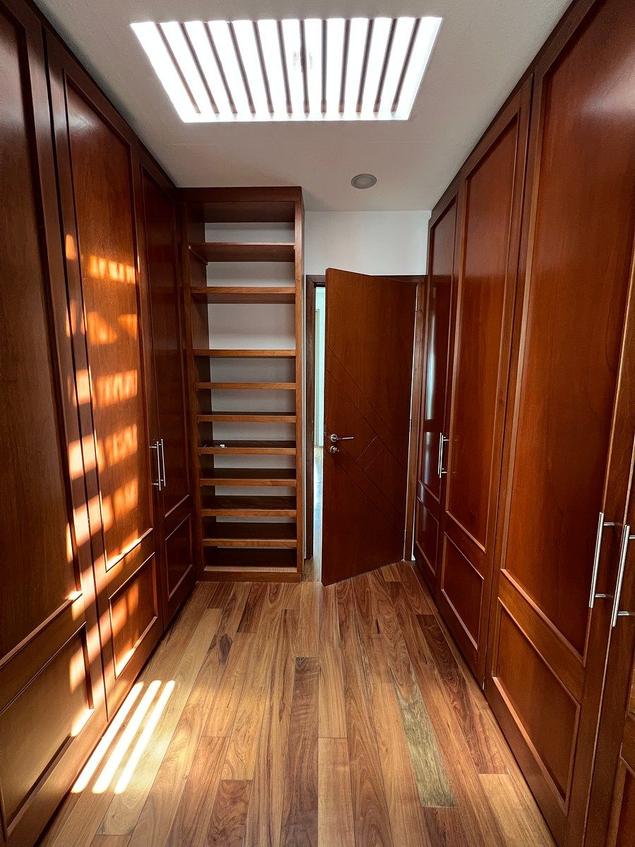 Vestidor de recámara principal, foto 14 de 22