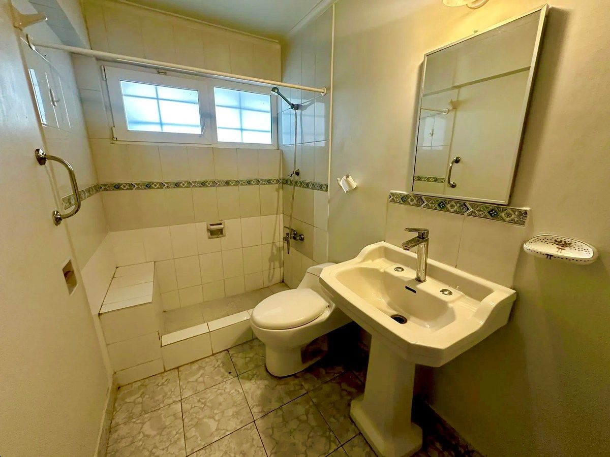 Casa 1 Piso | La Reina | Colindante Prince of Wales Country Club | 3D · 2B ·