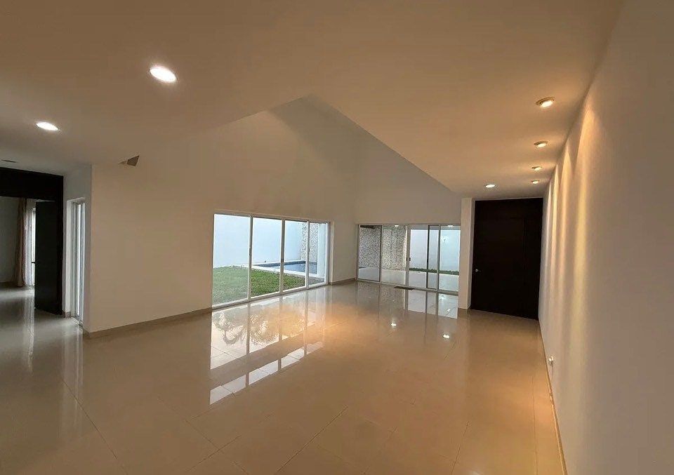 Spacious, with a perfect location on a quiet and closed street - foto 4