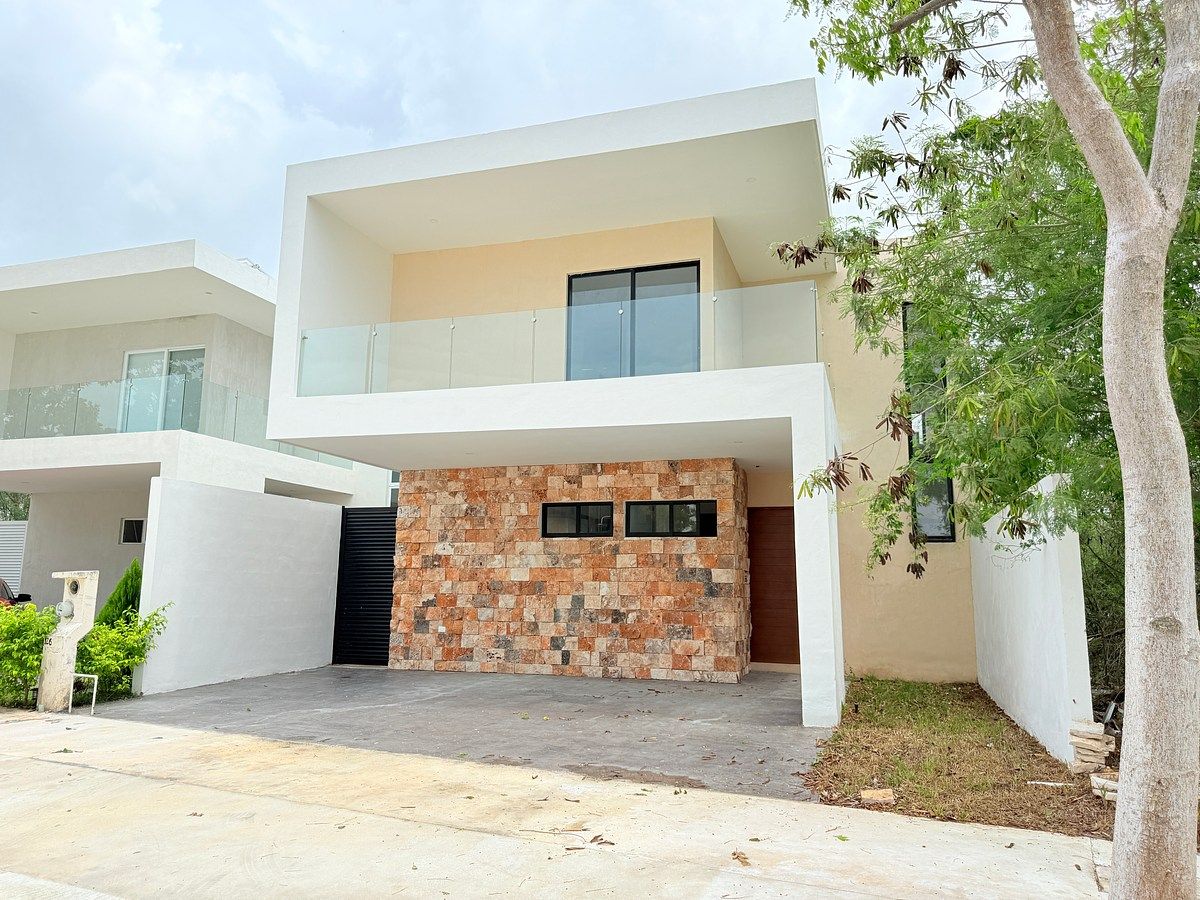 Casa en Venta en Privada Residencial con Paneles Solares, photo 1 of 12