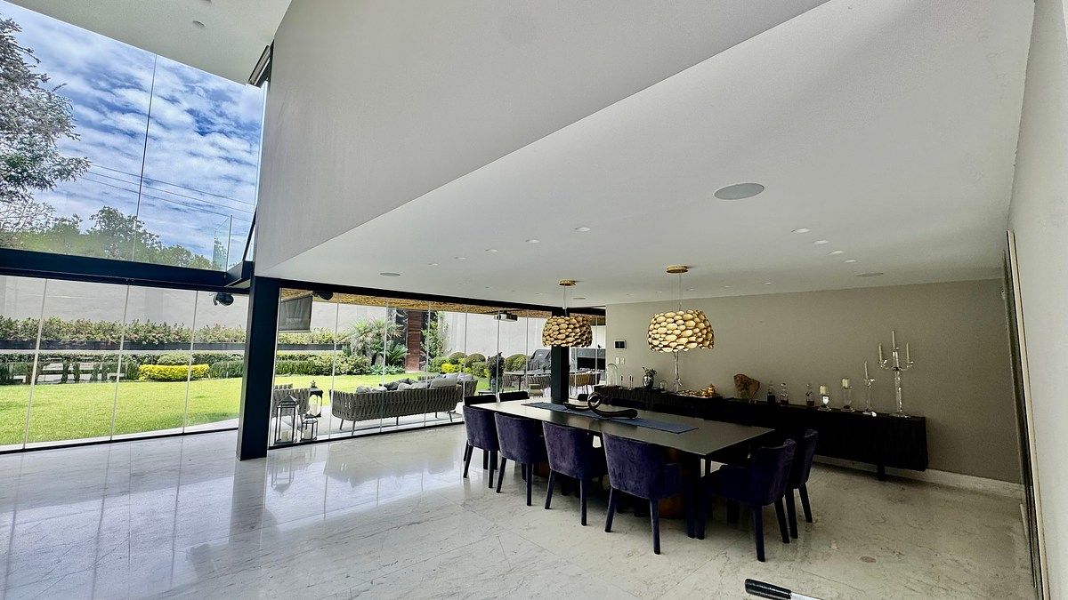Comedor con vista al jardín y terraza, foto 2 de 33