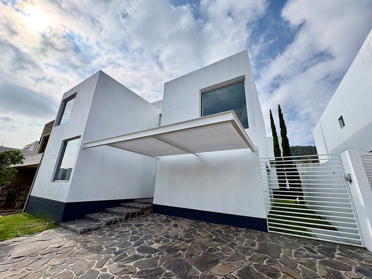Se vende casa de 4 recamaras y Roof en Los Robles, foto 1 de 39
