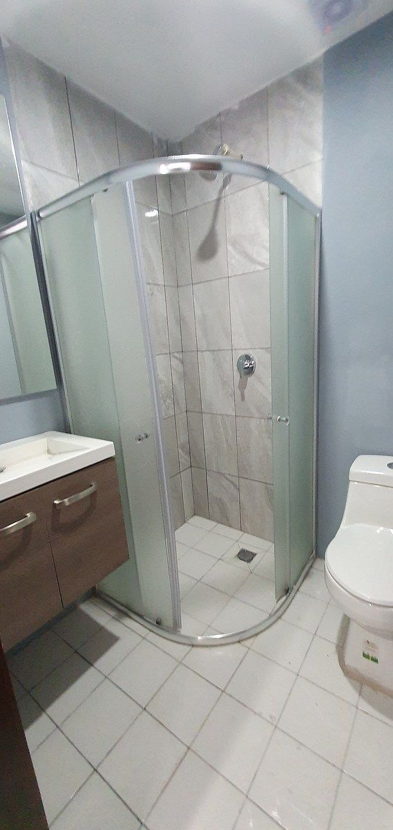 Baño completo en oficina, foto 8 de 33