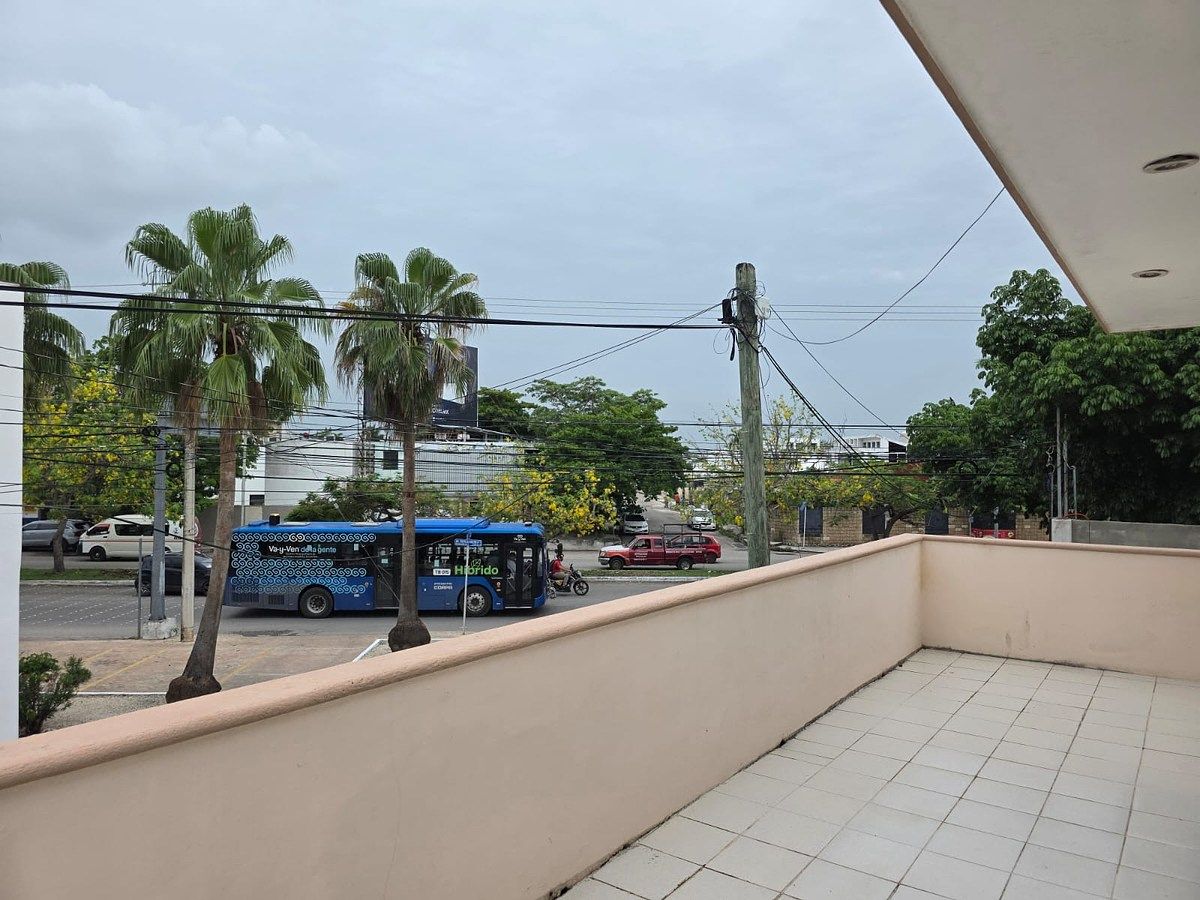 CON UBICACIÓN COMERCIAL Casa en venta, con accesoria, cerca de Altabrisa, Mérida - foto 1