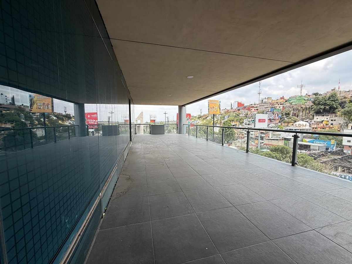 Sobre avenida principal, photo 10 of 13