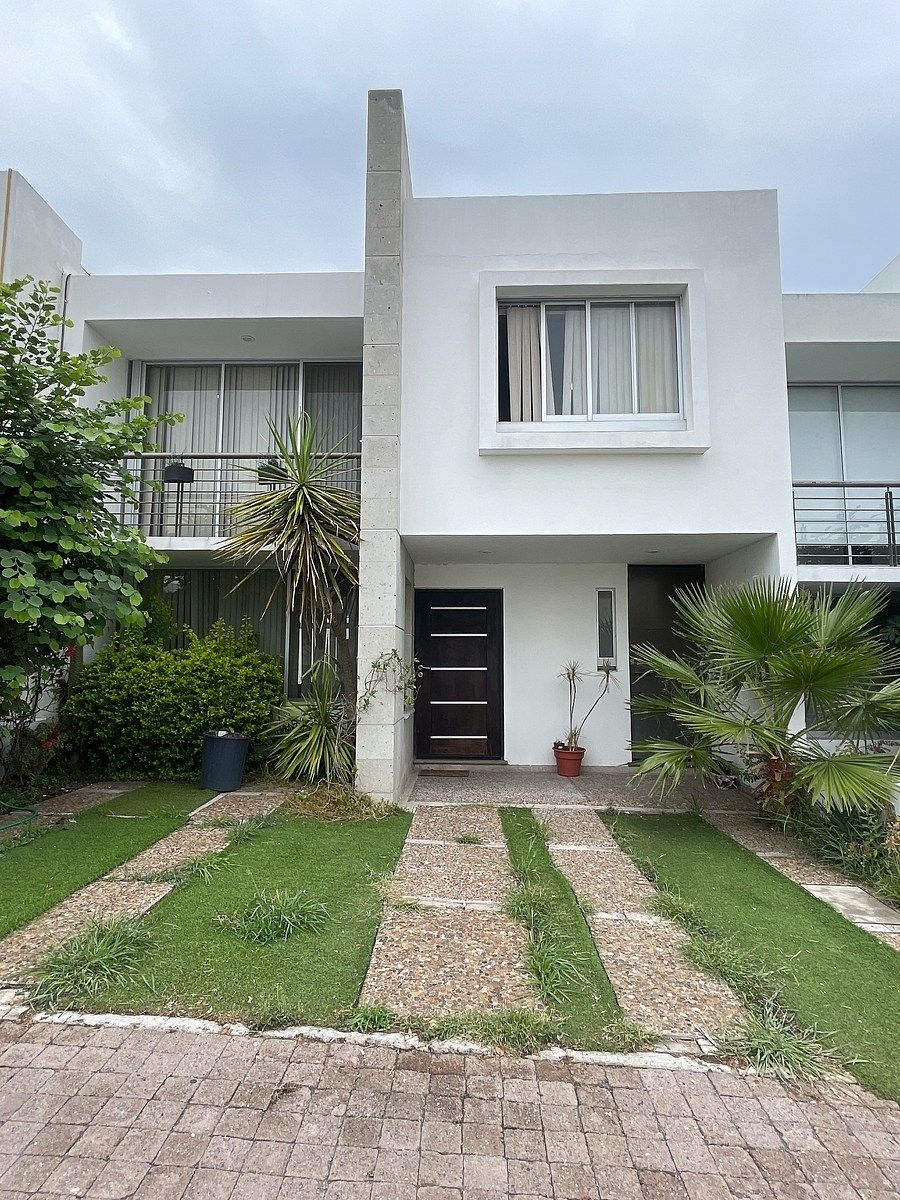 Venta casa en El Refugio frente a HEB y plazas comerciales, foto 1 de 17