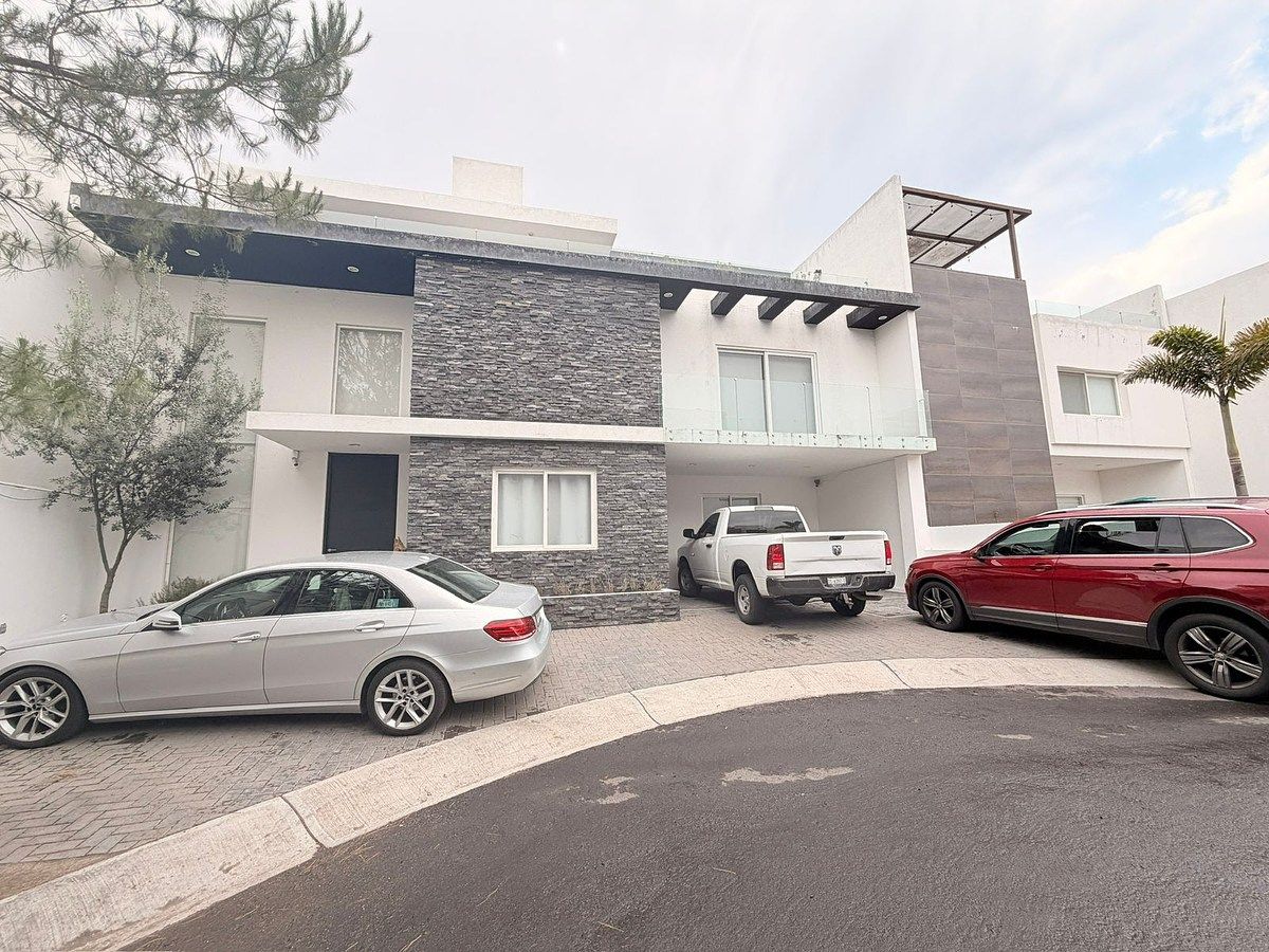 "Casa en Venta en La Vista, Querétaro, en Esquina con Roof Garden y Alberca"