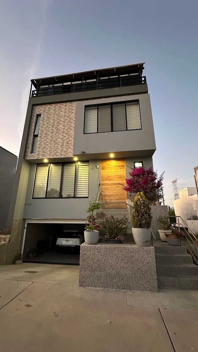 Espectaculares Espacios y Amplia Casa en Venta en Valle Imperial, foto 1 de 50