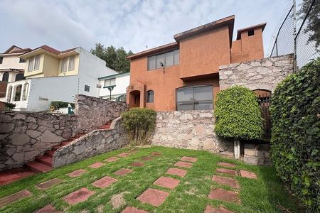 Excelente casa en venta, ubicada en calle cerrada con acceso controlado