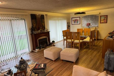 Excelente casa en venta, ubicada en calle cerrada con acceso controlado