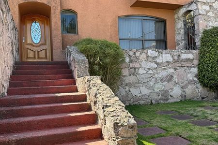 Excelente casa en venta, ubicada en calle cerrada con acceso controlado