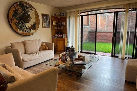 Excelente casa en venta, ubicada en calle cerrada con acceso controlado