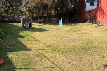 Excelente casa en venta, ubicada en calle cerrada con acceso controlado