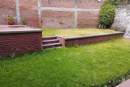 Excelente casa en venta, ubicada en calle cerrada con acceso controlado