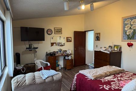 Excelente casa en venta, ubicada en calle cerrada con acceso controlado