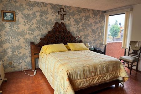 Excelente casa en venta, ubicada en calle cerrada con acceso controlado