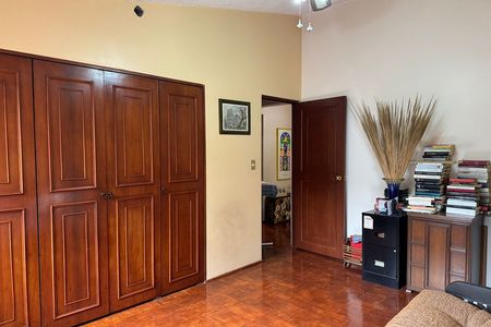Excelente casa en venta, ubicada en calle cerrada con acceso controlado