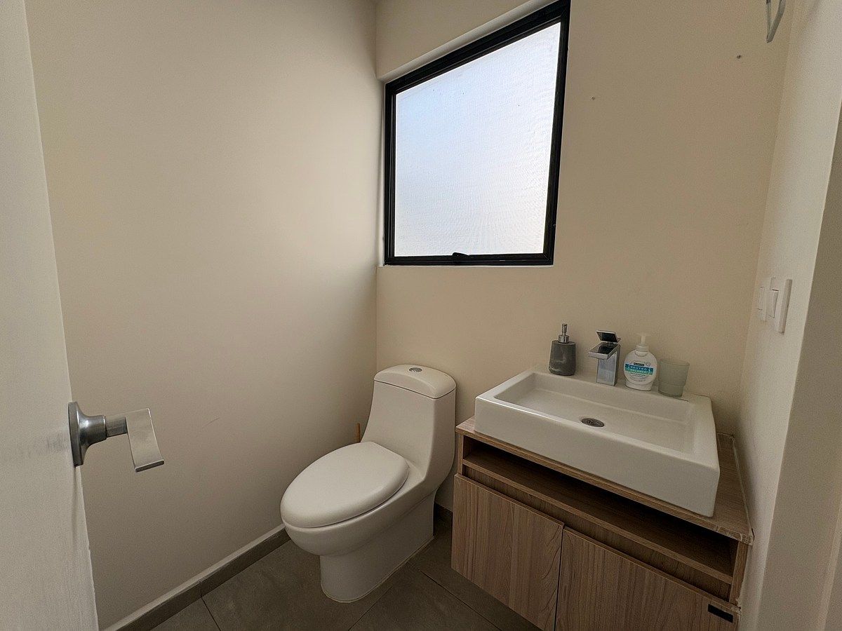 Baño planta baja, foto 5 de 12