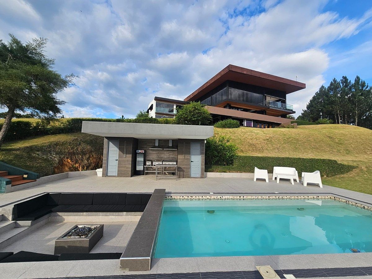 Villa en venta amueblada en Jarabacoa de 9 habitaciones, foto 1 de 39