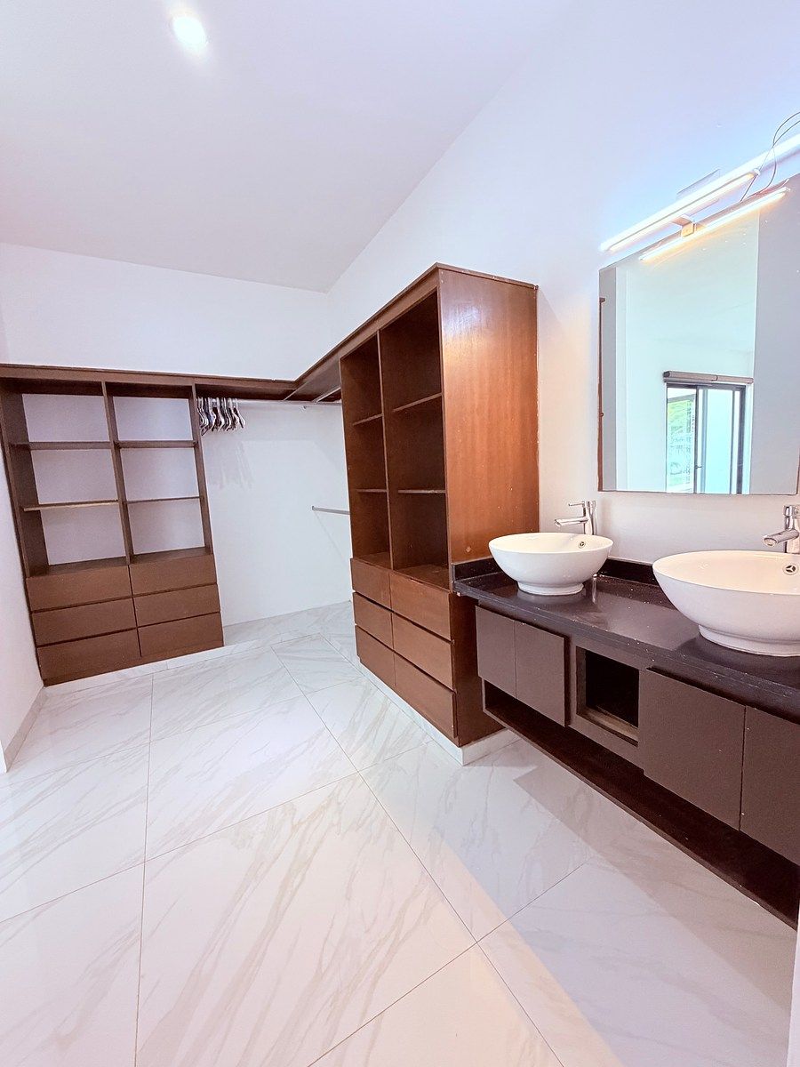 Baño, photo 15 of 16