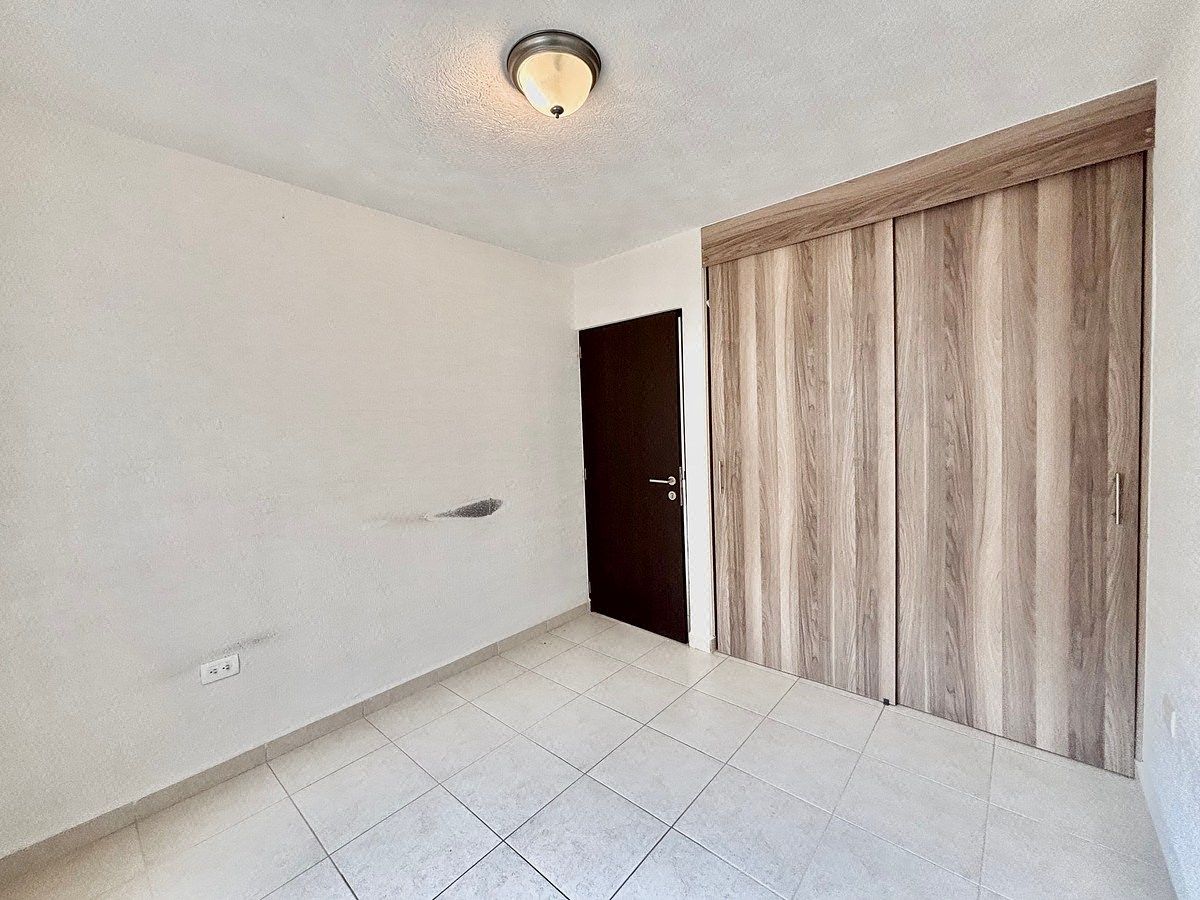 Recámara en planta baja con clóset de piso a techo ., foto 11 de 39