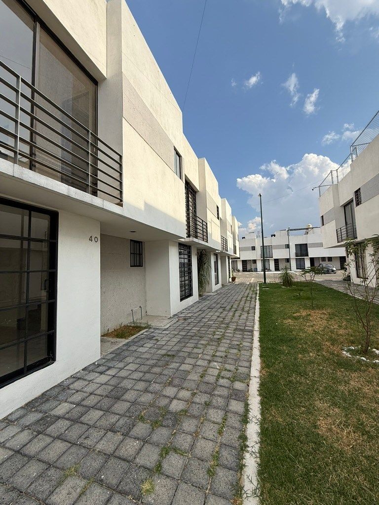 CASA EN VENTA SEMINUEVA PARQUES DEL QUINCEO, photo 1 of 25