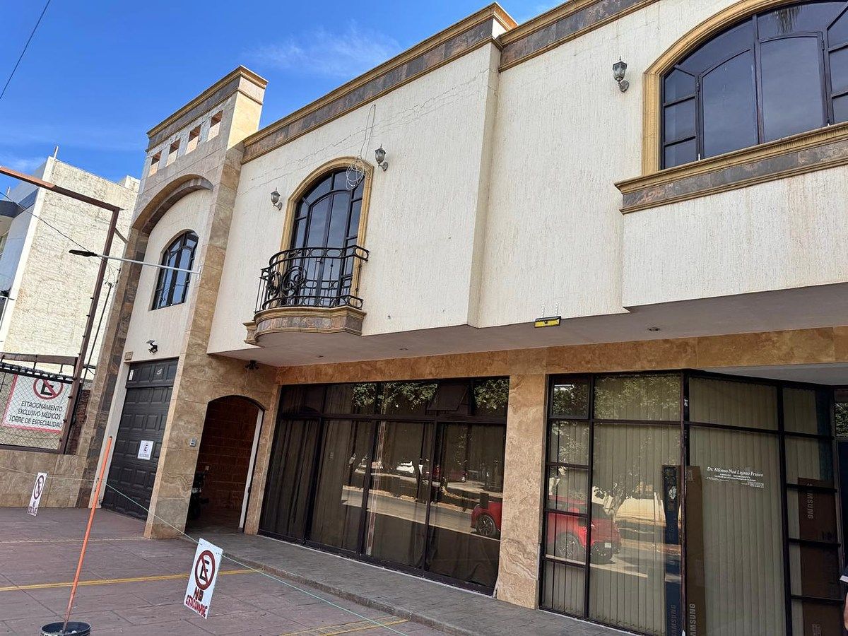 Se vende casa con locales en Fraccionamiento Jardines de la Rivera, Tepatitlán, foto 1 de 36