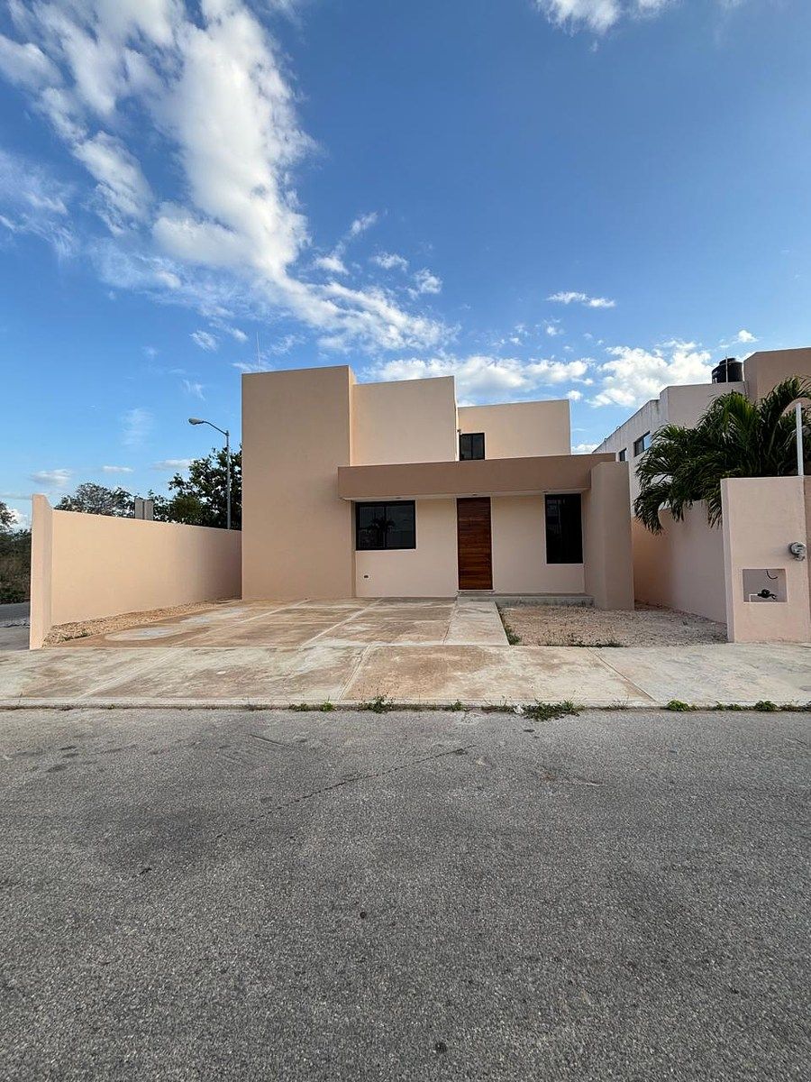 Casa en esquina, venta en al norte de Mérida, Real Montejo. Con Alberca