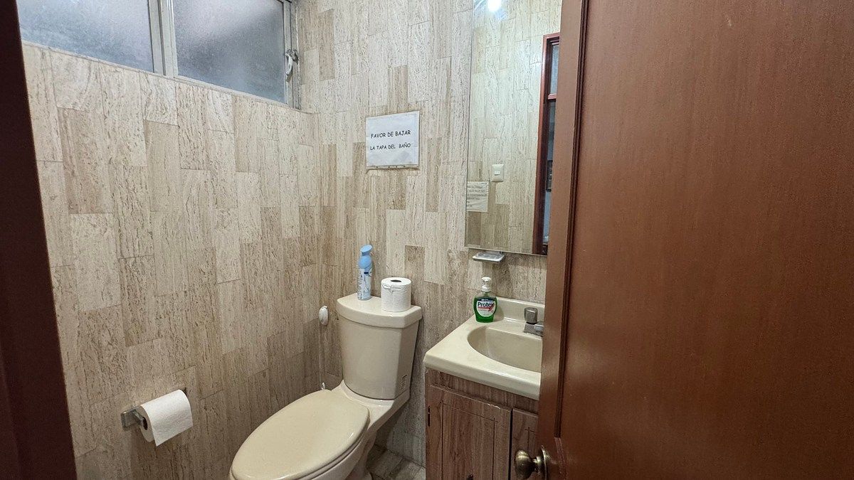 medio baño del 1er piso, photo 15 of 35