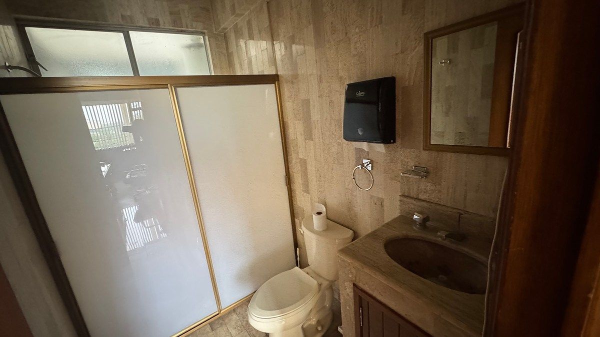 baño completo en oficina principal 1er piso, photo 19 of 35