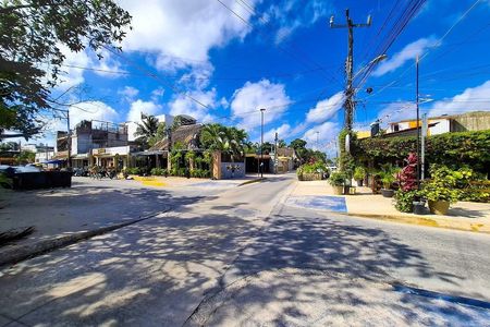 Lote esquina a una cuadra de la Avenida Tulum