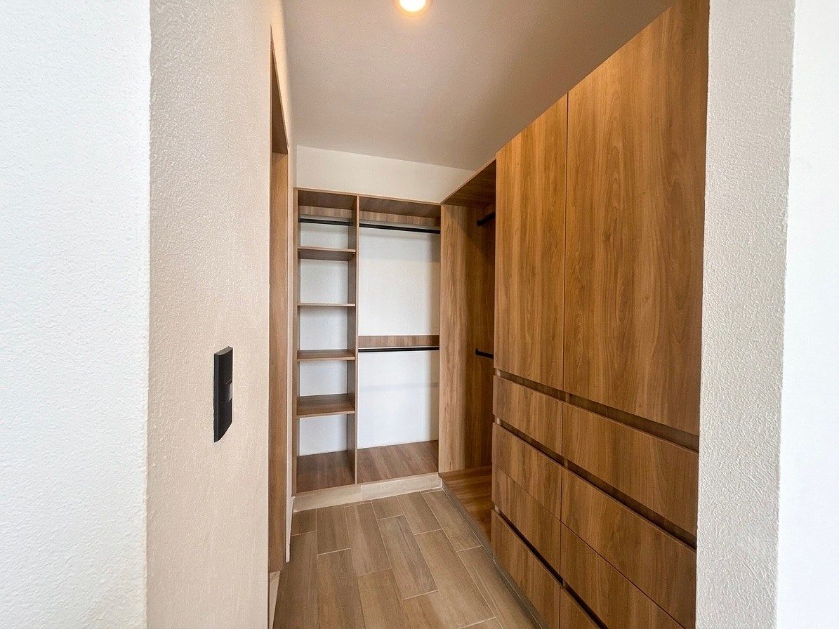 Vestidor de habitación principal, foto 12 de 17