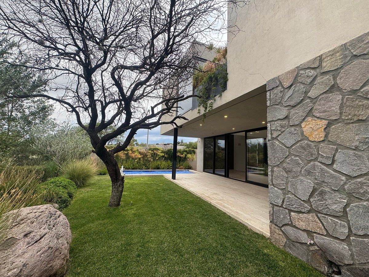 PRECIOSA CASA EN VENTA EN ALTOZANO QUERETARO CON ALBERCA, foto 1 de 33