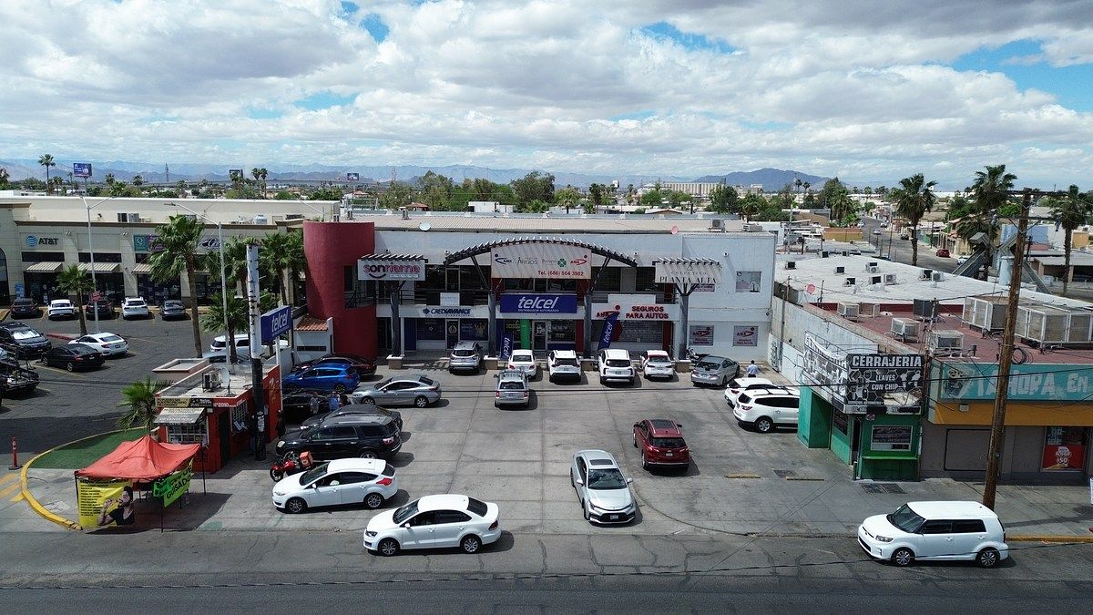 Local comercial en renta en Plaza Las Californias sobre Blvd. Benito Juarez, foto 1 de 3