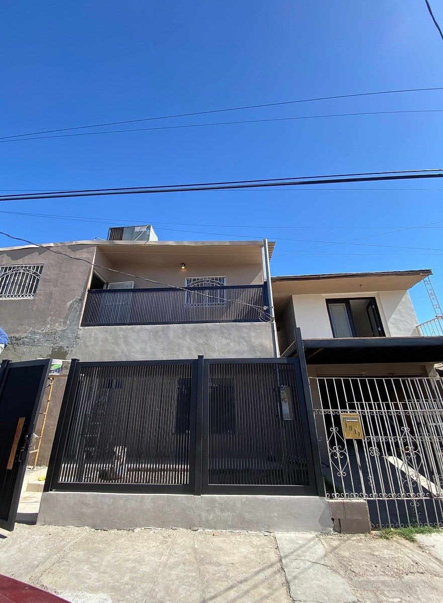 Casa à venda no bairro Burócrata, rua Tapiceros, Mexicali, foto 1 de 7