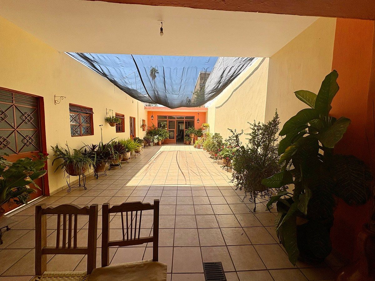 CASA EN VENTA EN EL CENTRO DE TLAQUEPAQUE, foto 1 de 37