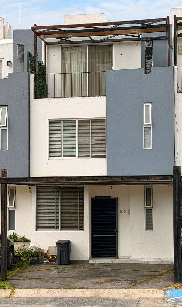Casa en Tlaquepaque Fraccionamiento "CUMBRES DEL PRADO" 3 pisos Con terraza