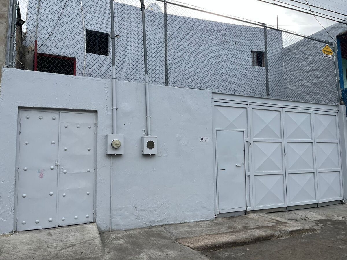 Bodega Comercial en Venta cerca de Bugambilias y el Palomar, foto 1 de 9