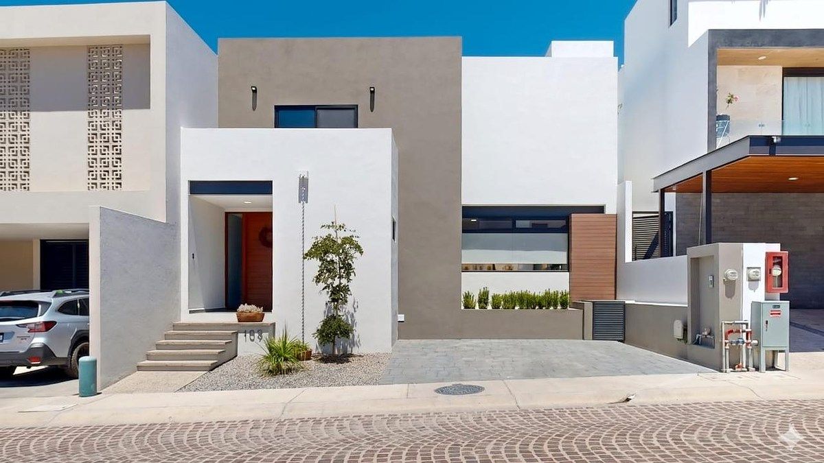 CASA CONTEMPORÂNEA COM PATIOS INTERIORES E ALTURA DUPLA, foto 1 de 19