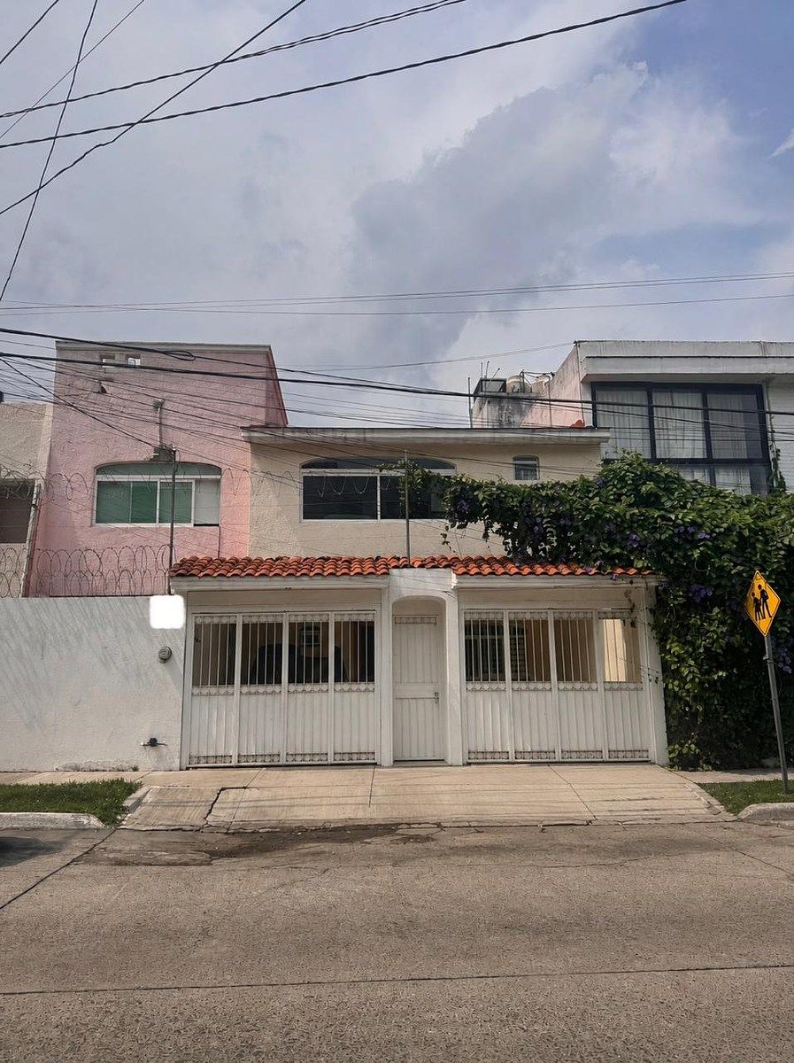 HERMOSA CASA EN EXCELENTE UBICACIÓN - JUAN MANUEL VALLARTA, foto 1 de 45