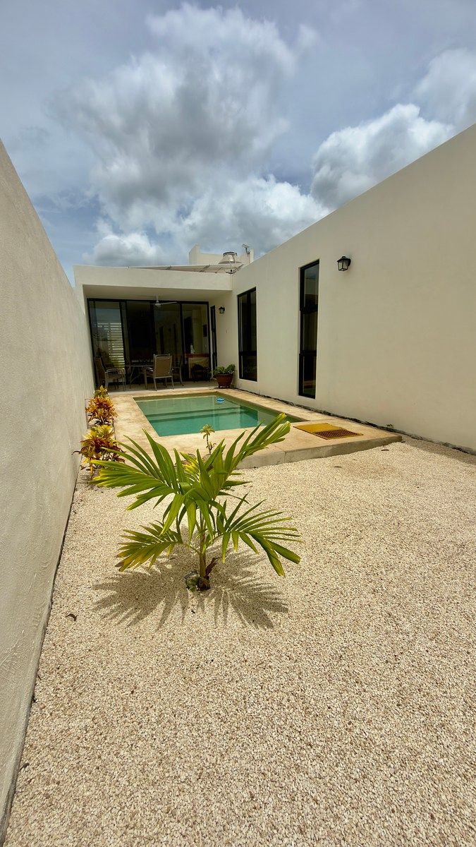 Casa com 10 painéis solares à venda, foto 1 de 20