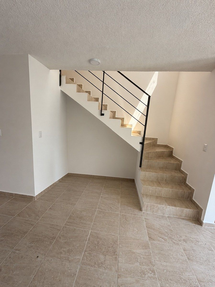 Escaleras a la planta alta., foto 6 de 8
