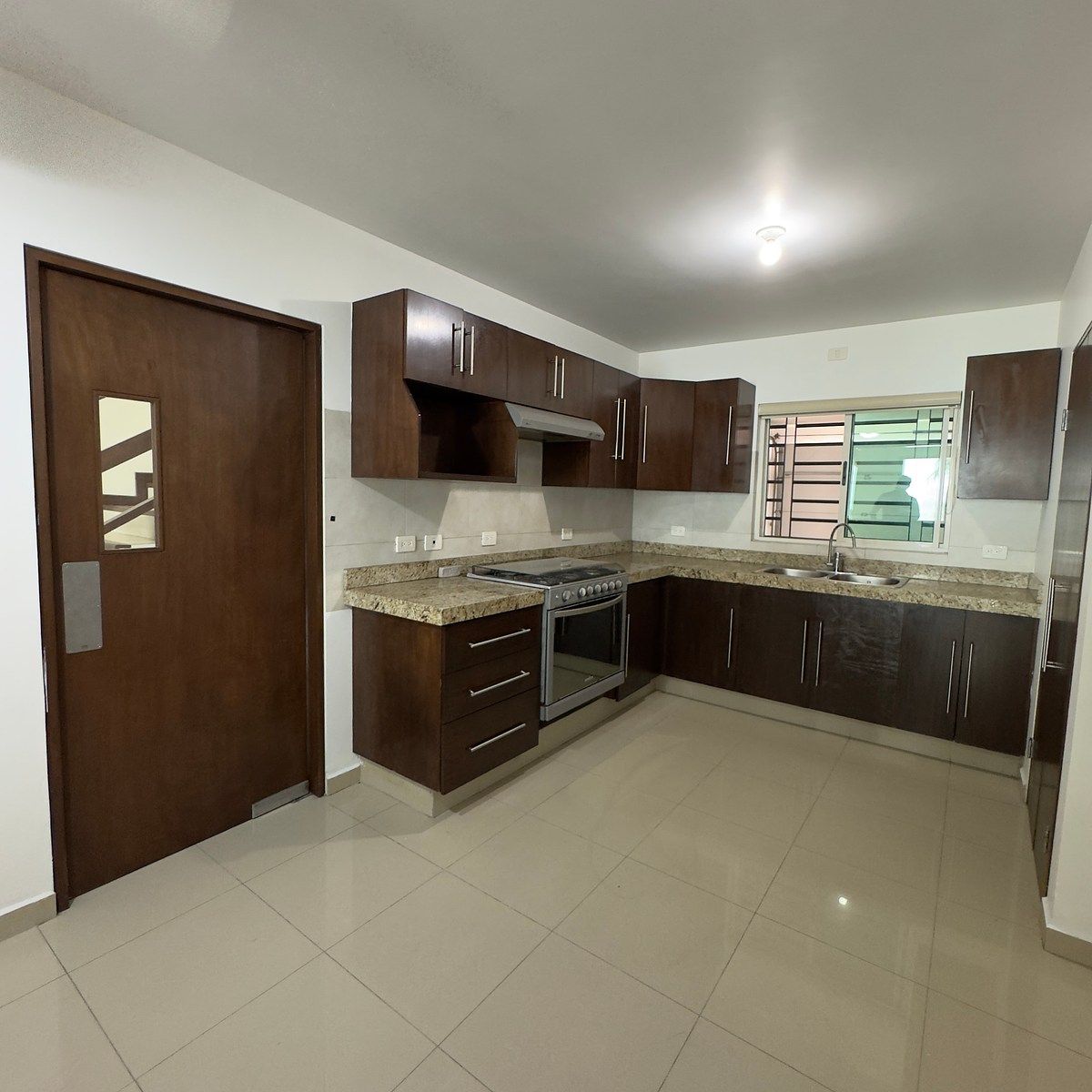 CASA À VENDA EM CUMBRES ELITE 7º SETOR, foto 1 de 31