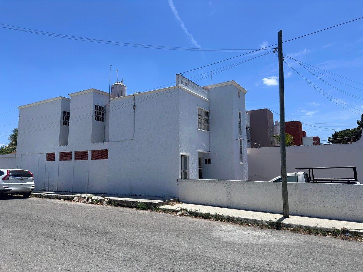 À VENDA CASA NA ESQUINA COM PAINÉIS SOLARES EM SAN VICENTE CHUBURNÁ, MÉRIDA, foto 1 de 30