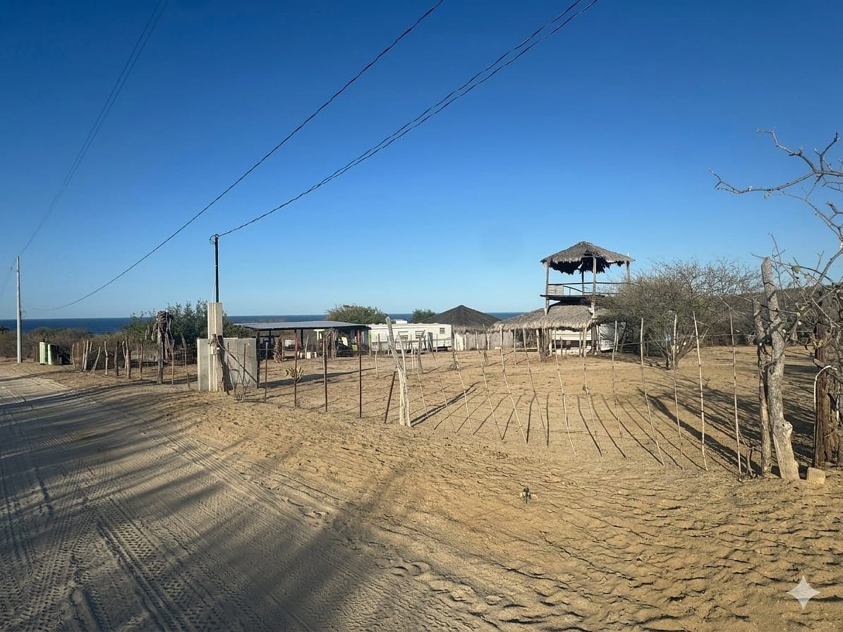 foto tomada de la calle frente al terreno, foto 6 de 17